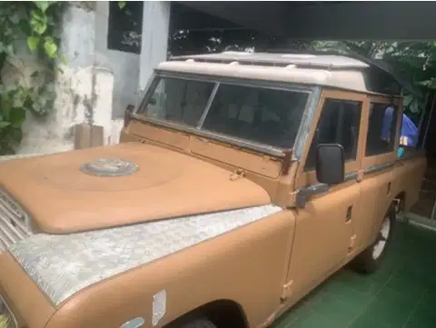 Dijual mobil Tua  Landrover tahun 1973 solar.