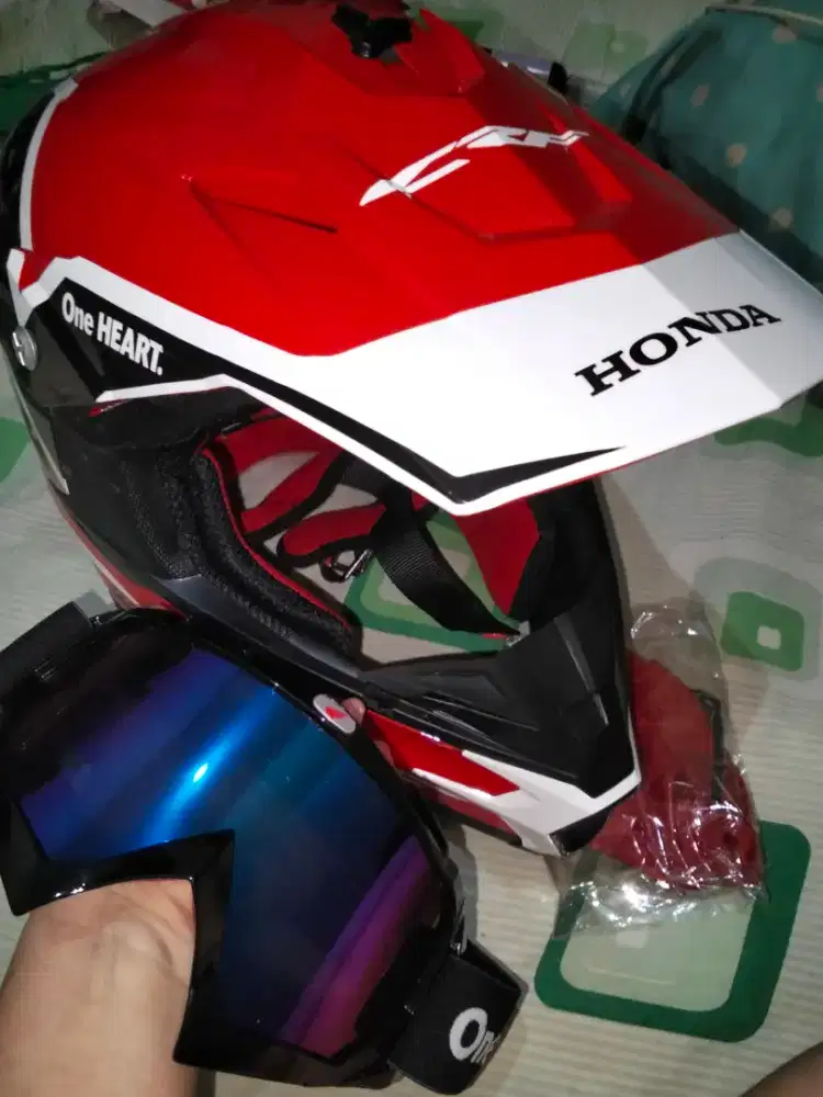 Helm masih baru