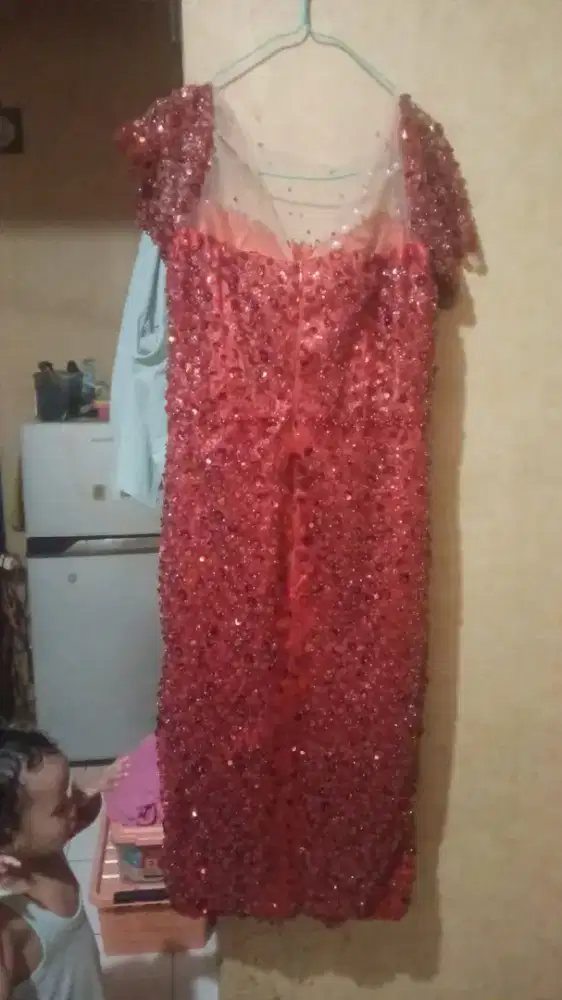 Gaun pesta merah