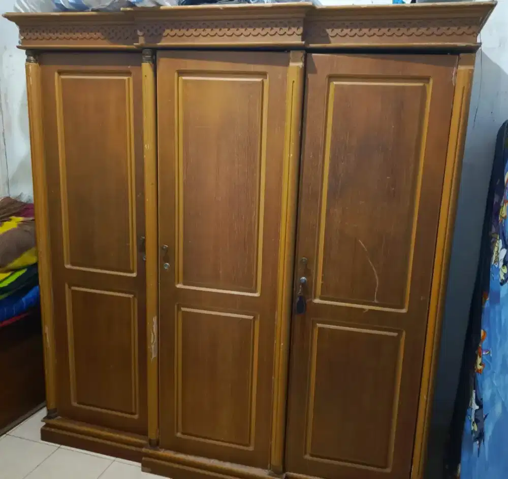 Lemari pakaian 3 pintu