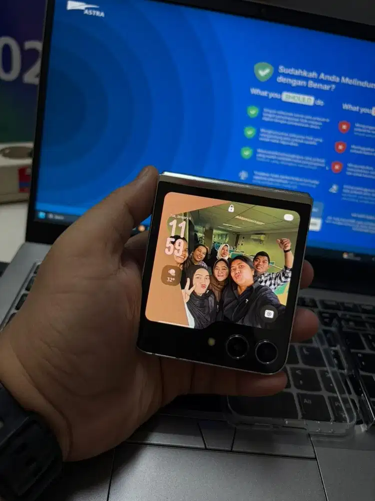 Samsung Galaxy Z Flip5 8/512GB Cream - Garansi Resmi Indonesia [SEIN]