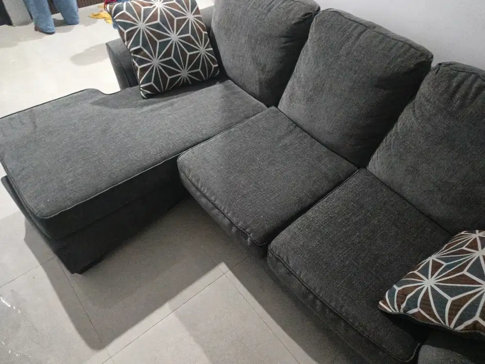 Kursi type L merk ashley