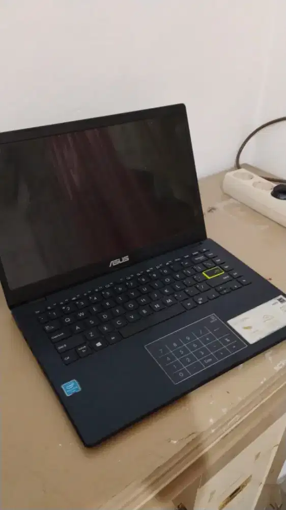 Laptop Asus e4 10Ma ram 4
