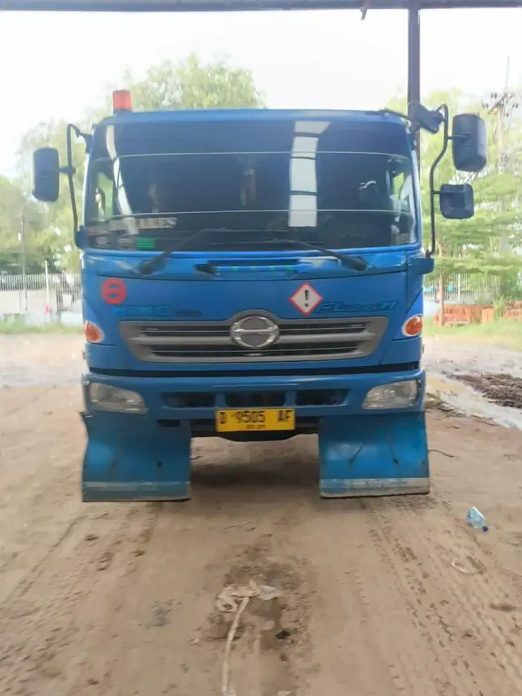 Hino Tronton Tangki 6x2 Tangki 2014