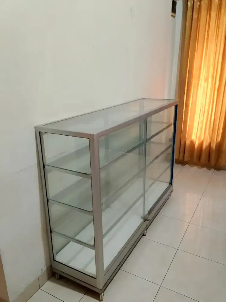 Etalase Kaca Geser