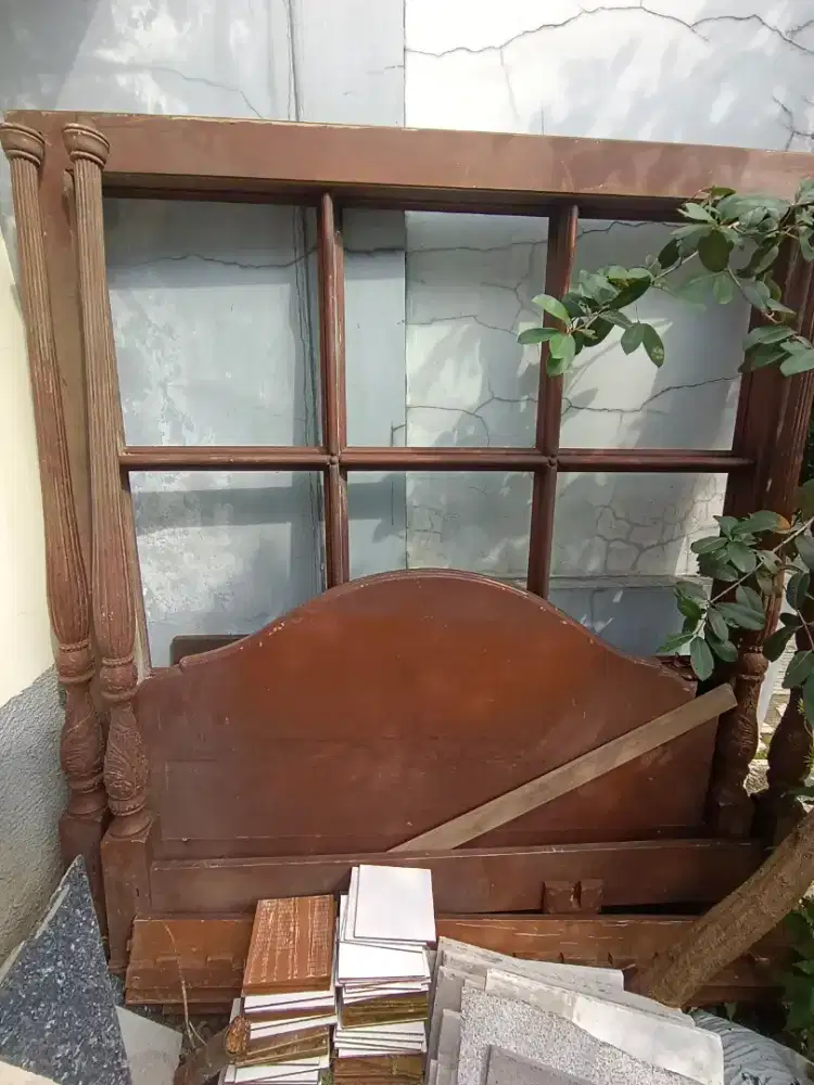 Tempat tidur atau Dipan kelambu Jati lawas ukir kuat