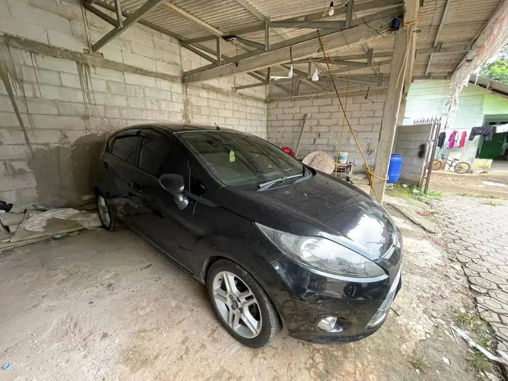 Ford Fiesta S Hitam Metalik