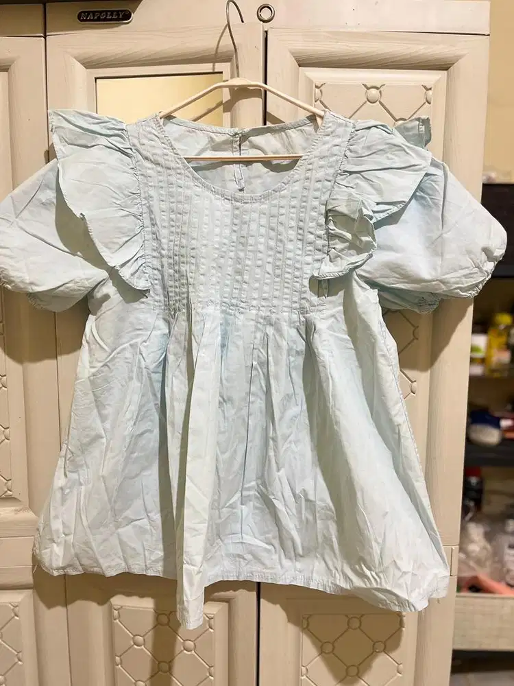 Blouse biru lengan pendek wanita