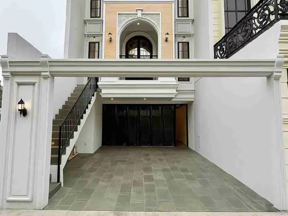 Di jual rumah jakarta selatan bangun baru,3 lantai lokasi strategis, harga terbaik, bebas banjir.