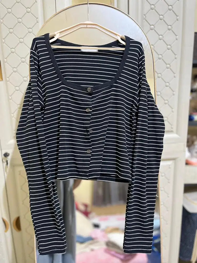 Cardigan crop top salur hitam putih lengan panjang