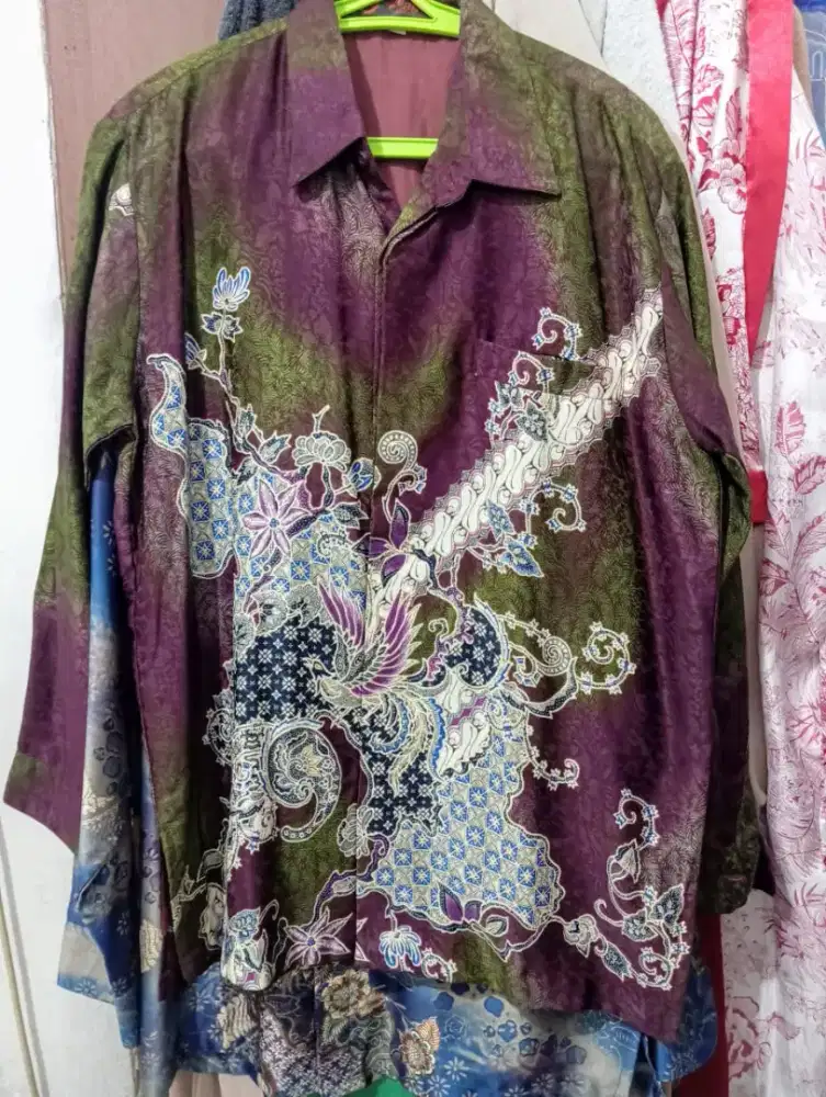 Kemeja batik merek Reggia