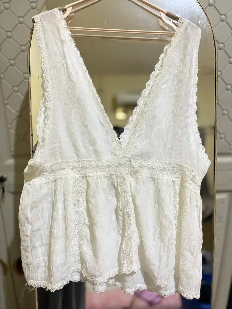 Atasan tanpa lengan putih renda