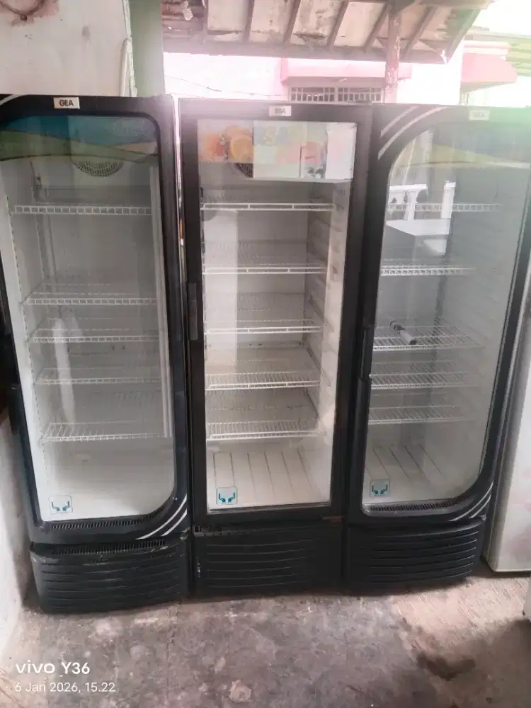 Di jual showcase Gea 5 rak plus antar