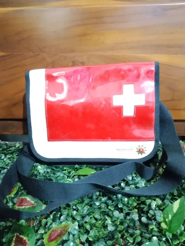 TAS SELEMPANG GARIS CINTS