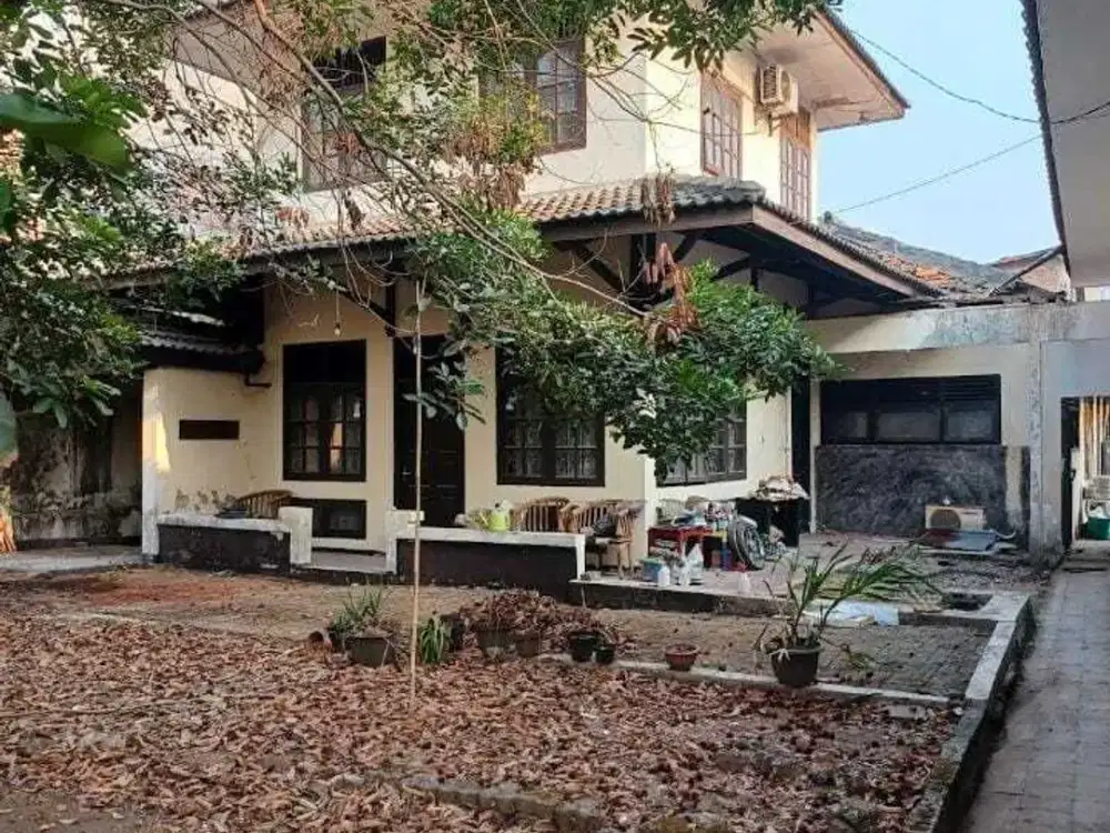 DIJUAL RUMAH DI ATAS TANAH YANG LUAS KAWASAN KEBAYORAN LAMA JAKSEL