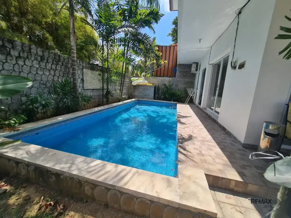 Villa Mewah Unfurnished Lokasi Bagus Disewakan, di Kerobokan Area