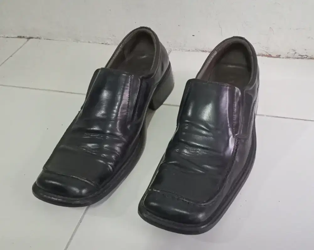 Sepatu pantofel kulit