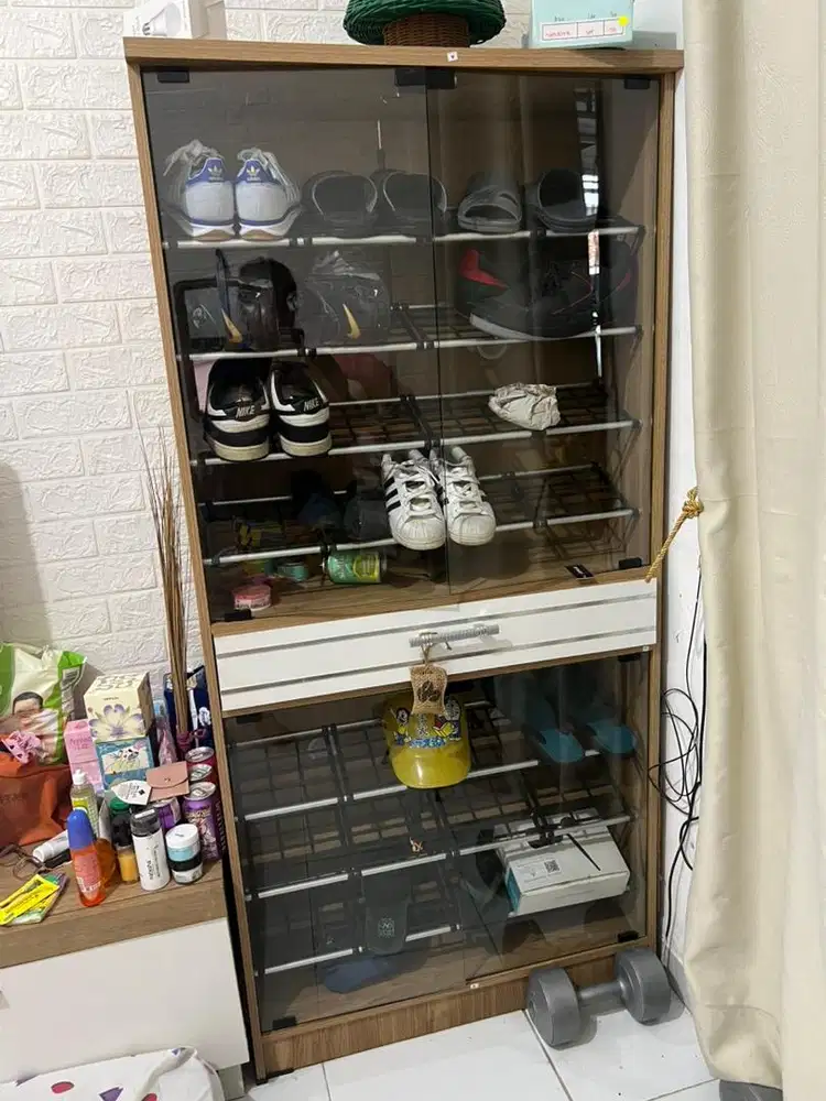 Lemari sepatu kaca bagus (bekas)