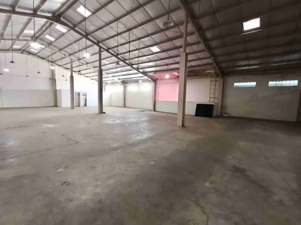 Gudang + kantor lantai 3 luas bangunan 1000 meter siap pakai disewakan Sentra Niaga Harapan Indah Kabupaten Bekasi Jawa Barat