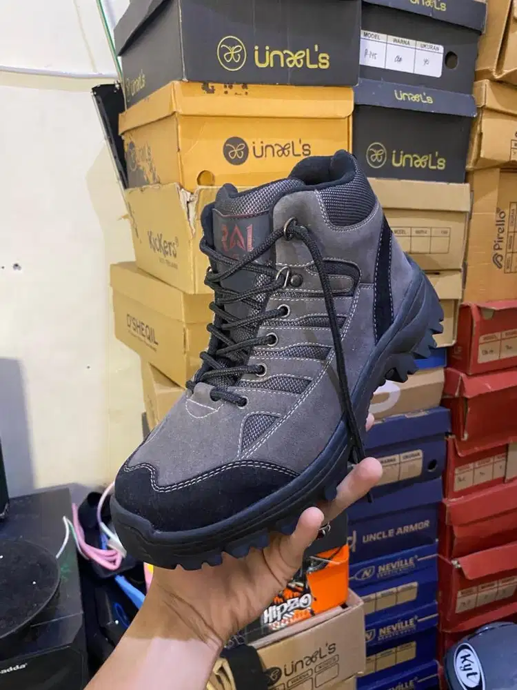 sepatu safety ujung besi