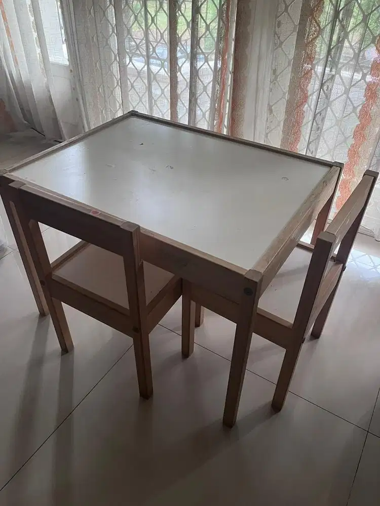 Meja anak kecil ik*a