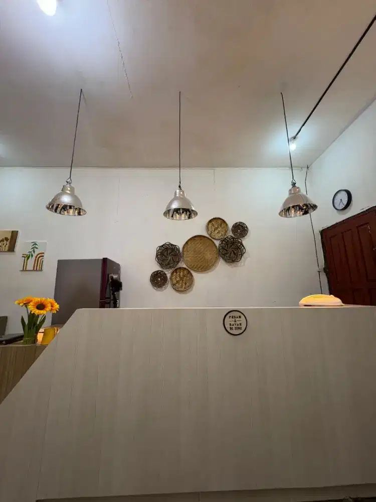 Kursi meja cafe dan meja kasir