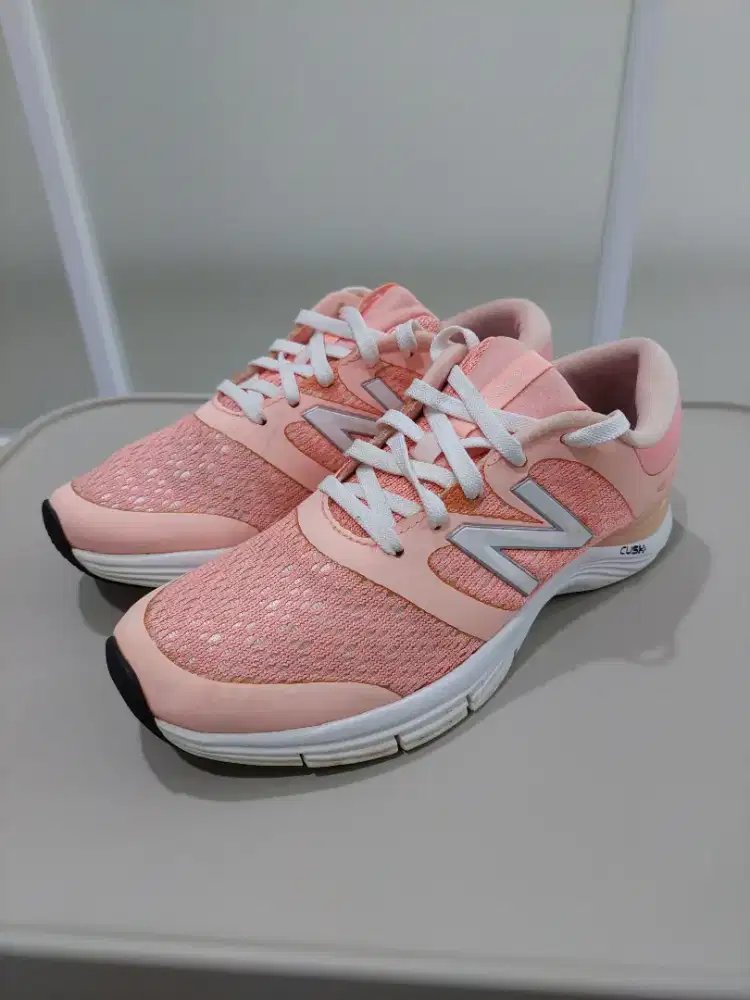 Sepatu Running Wanita New Balance (NB) 711 size 37.5