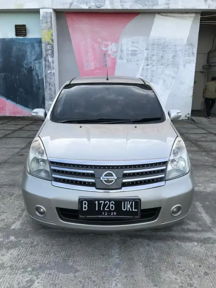Nissan livina xv 1.5 tajun 2010 at