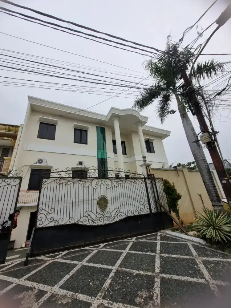 Di jual Rumah Mewah 2 lantai siap huni full furnish Lokasi strategis