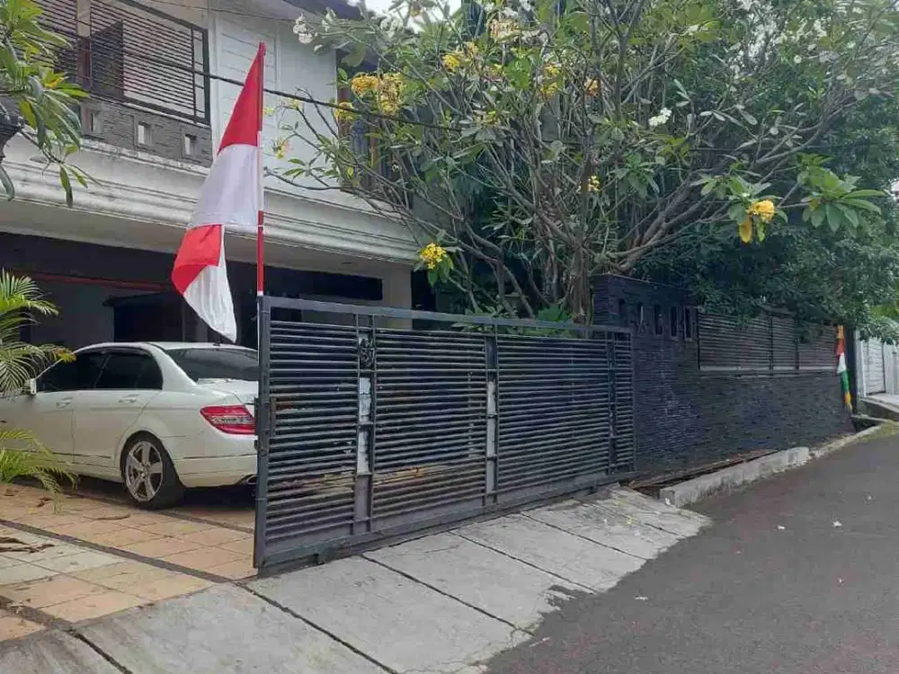 Dijual Rumah Simprug Garden  ✨
LT 536 m , srt SHM
kamar TDR d bawah 2 d atas 2  grasi 3 mobil carport 2 listrik 16 RB wat
Rp 32 m nego ✨