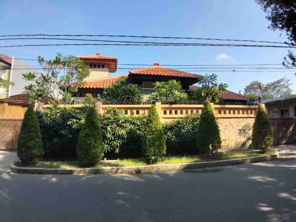 Di jual rmh di Simprug Garden Jakarta Selatan✨
Lt 623 m ,sertifikat SHGB ,  harga 30 m net