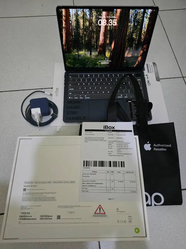 Macbook m4 Dapat hadiah dari mantan dijual aja baru 1 bulan