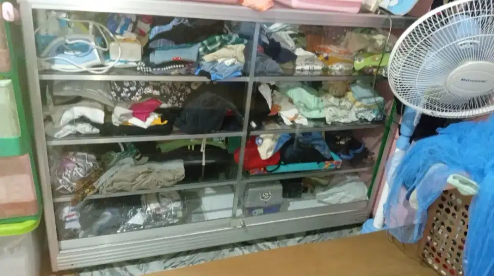 Jual etalase kaca bekas 1,5 m murah