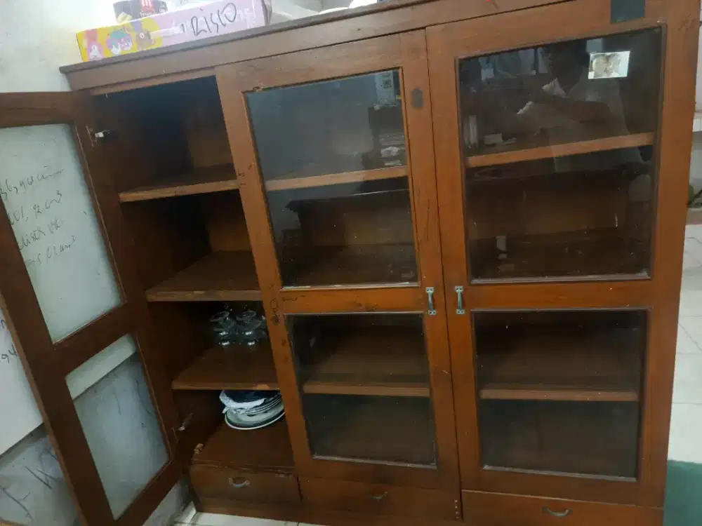 Lemari kayu kaca pajangan