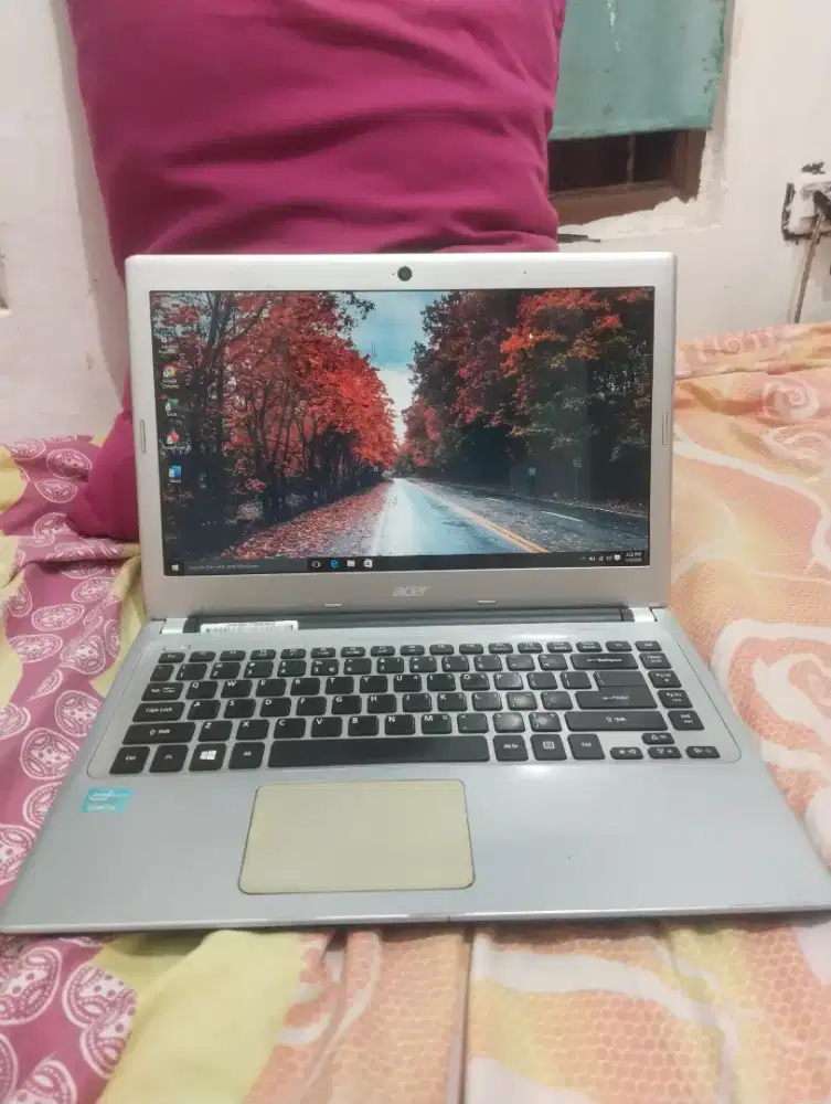 Laptop djual merek acer v5-471g