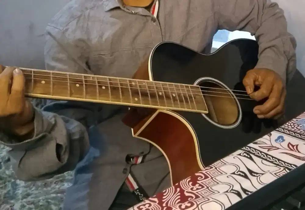 Gitar akustik merk taylor