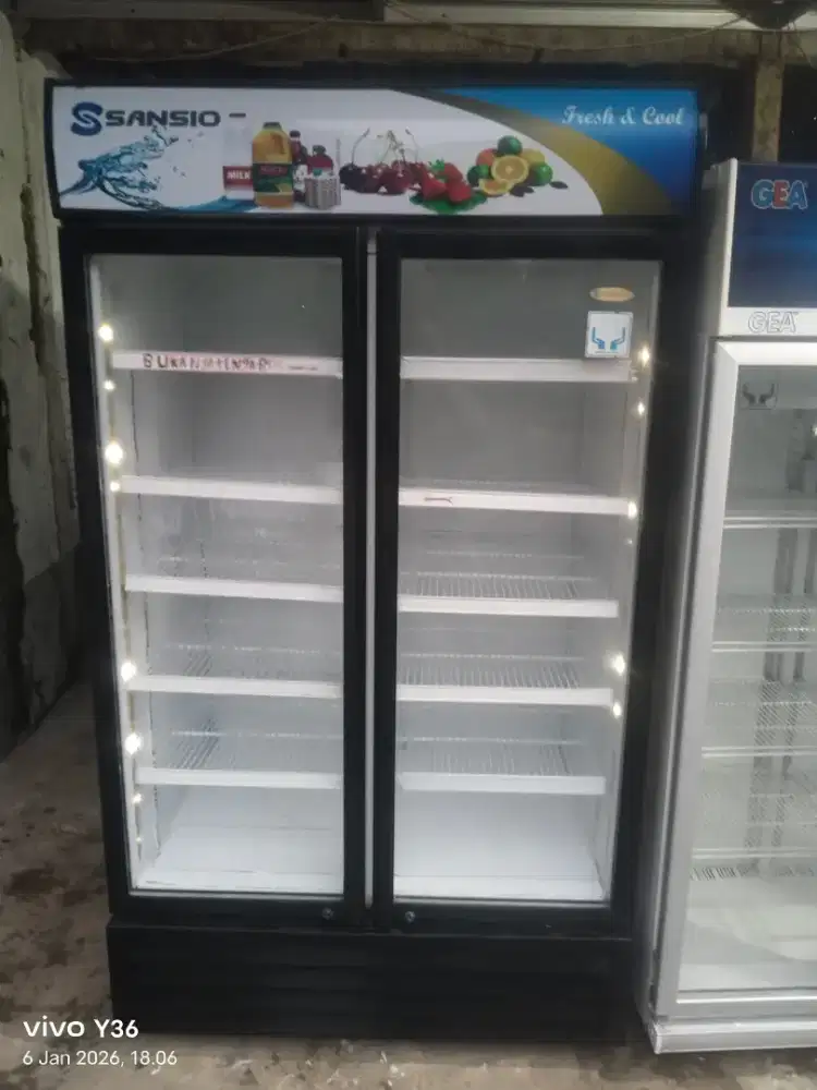 Di jual cepat showcase 2 pintu sansio ukuran 1050