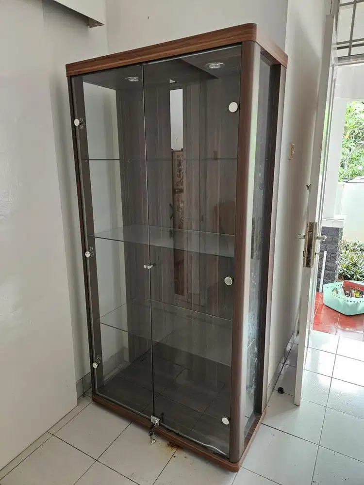 Lemari kaca pajangan
