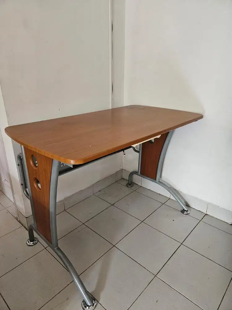 Meja kerja dan belajar