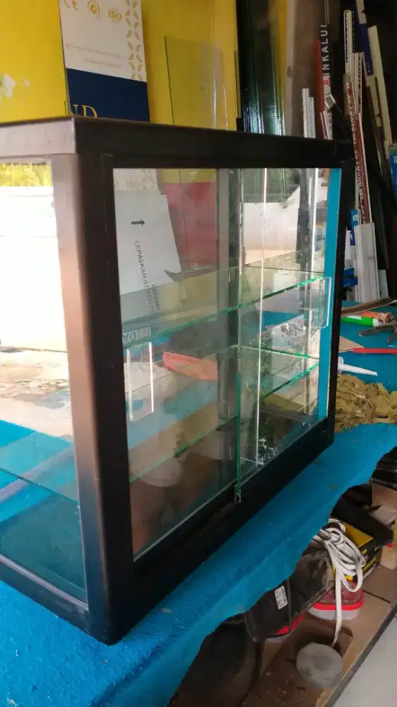 Etalase di atas meja