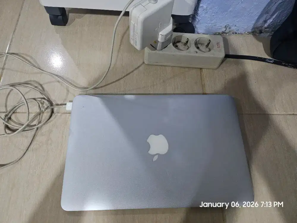 Macbook air 11 inchi tahun 2011 apa adanya