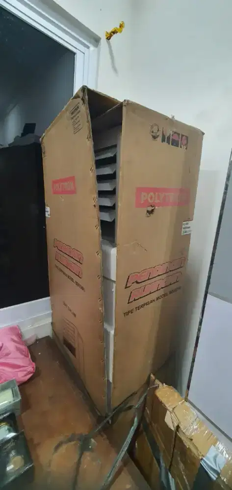 Polytron psf-3003 AC floor standing 3 PK standart 
Warna putih