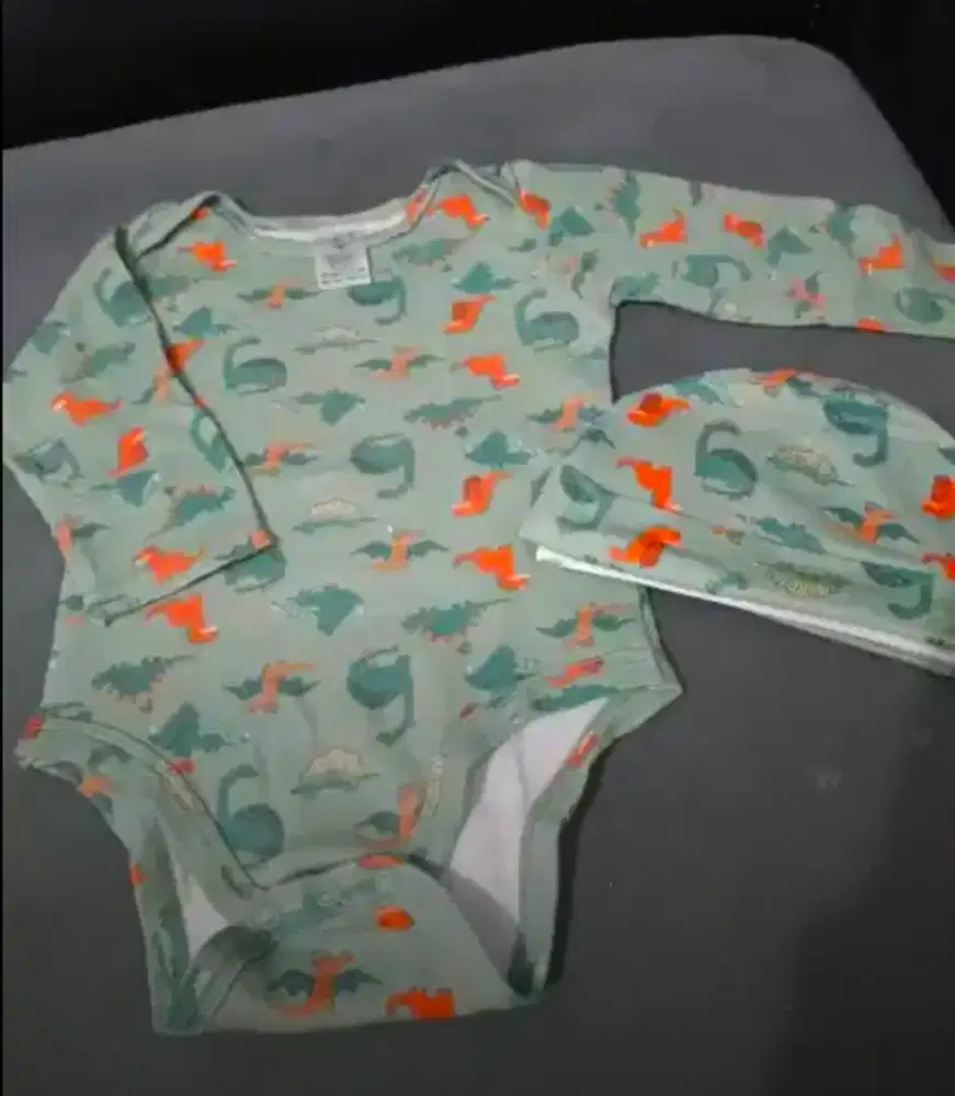 Jumpsuit bayi satu set dengan topi. Ukuran 9M