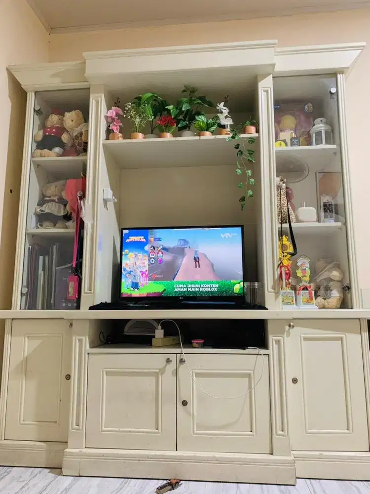 LEMARI TV KAYU PUTIH