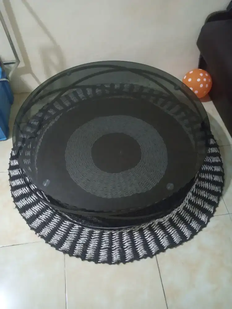 Meja Bulat Kaca Tebal Rak Besi