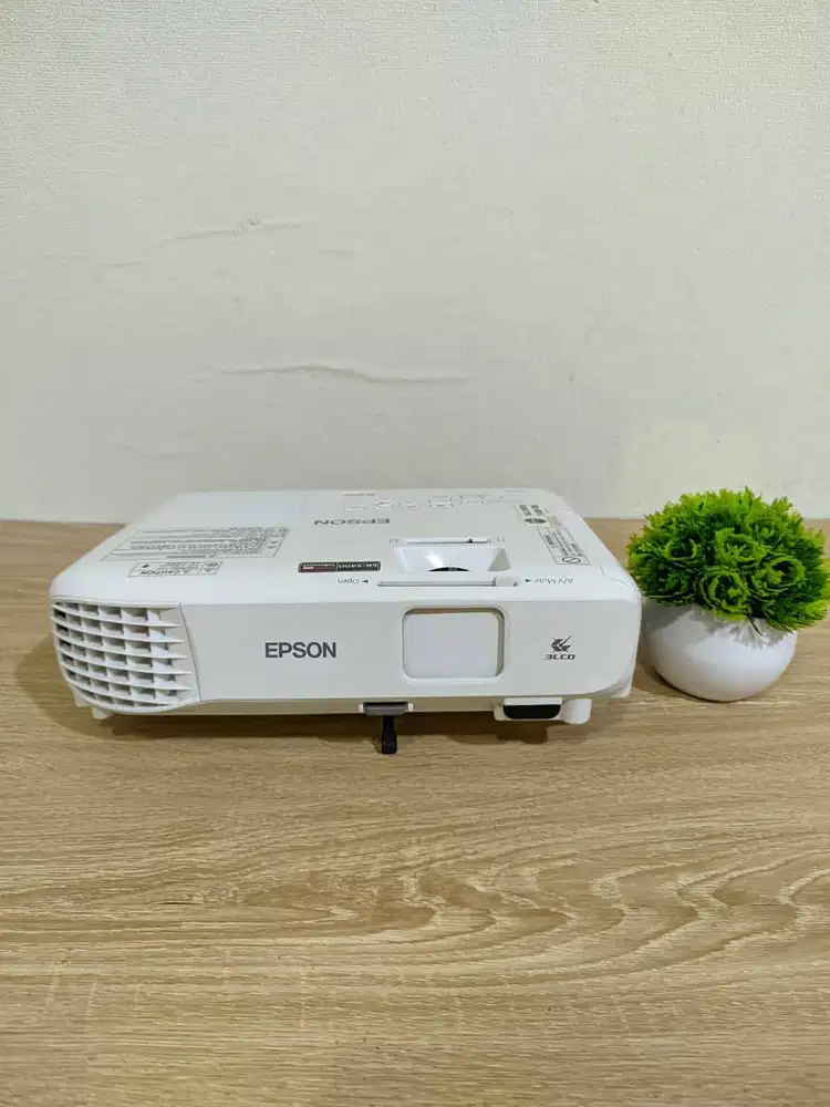 PROYEKTOR EPSON EB-S400 3.200 ANSI LUMENS RESOLUSI SVGA 3LCD LIKENEW