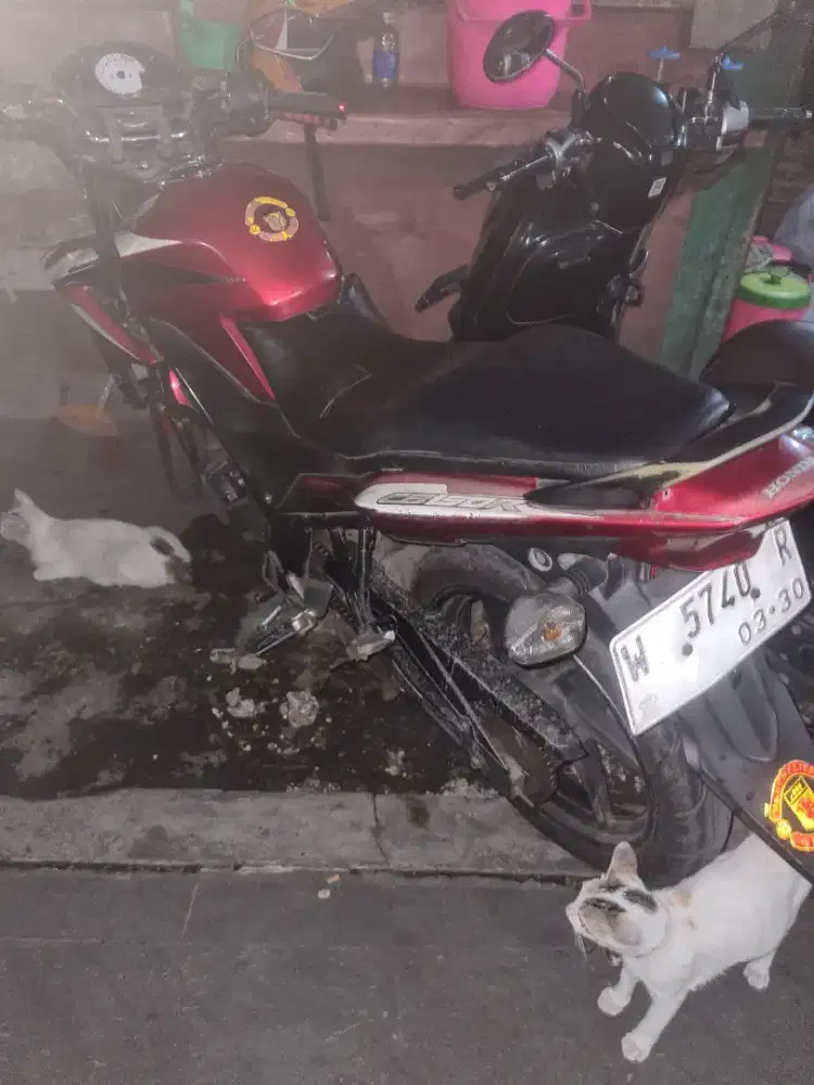 honda cb 150 r th 2015 di jual bu mesin bagus belum turun