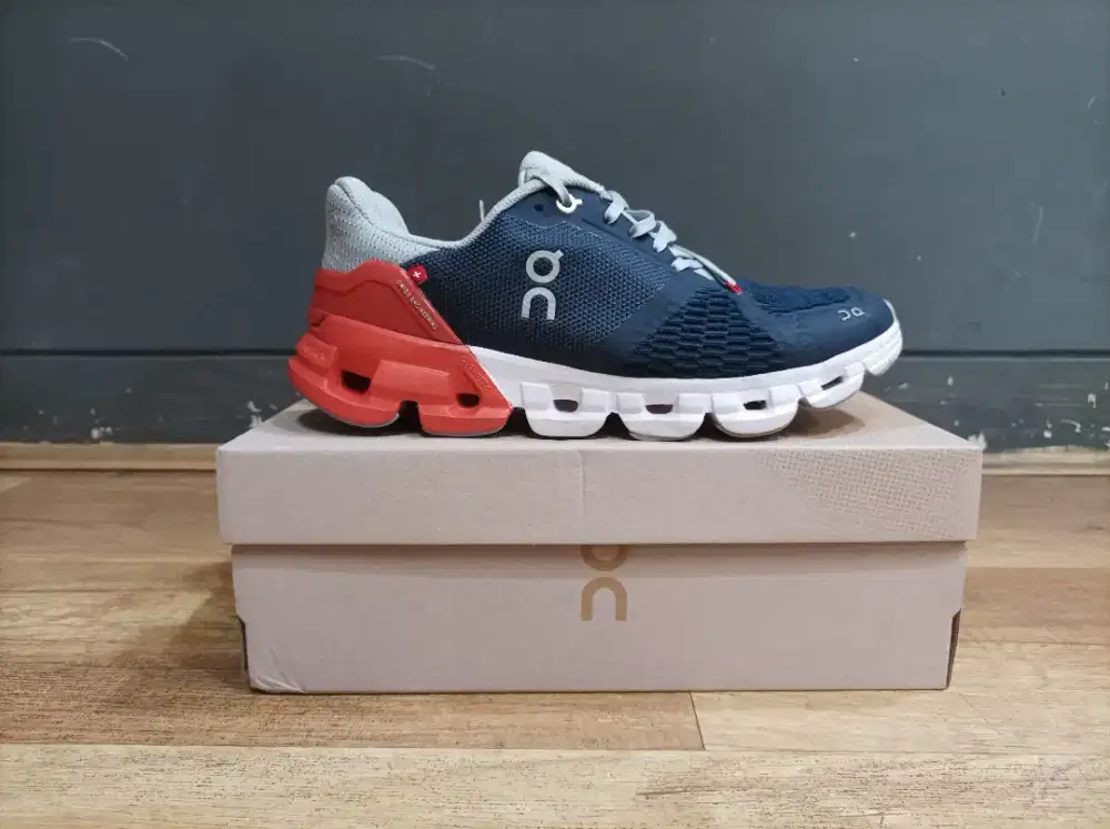 Sepatu running ON Cloud flyer