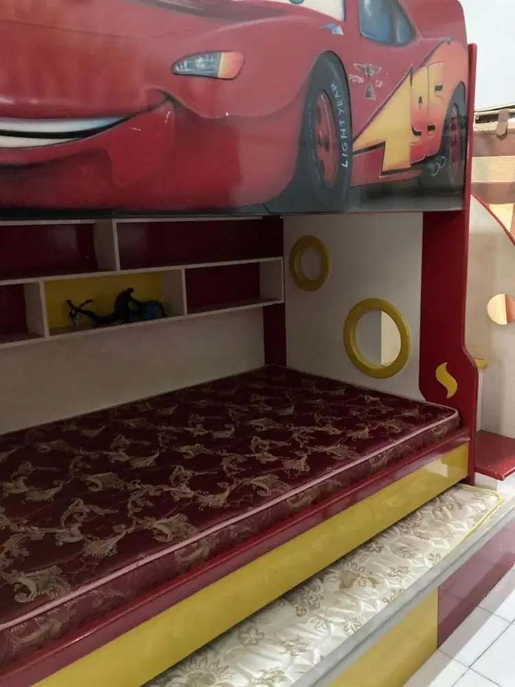 Tempat Tidur Susun Tiga