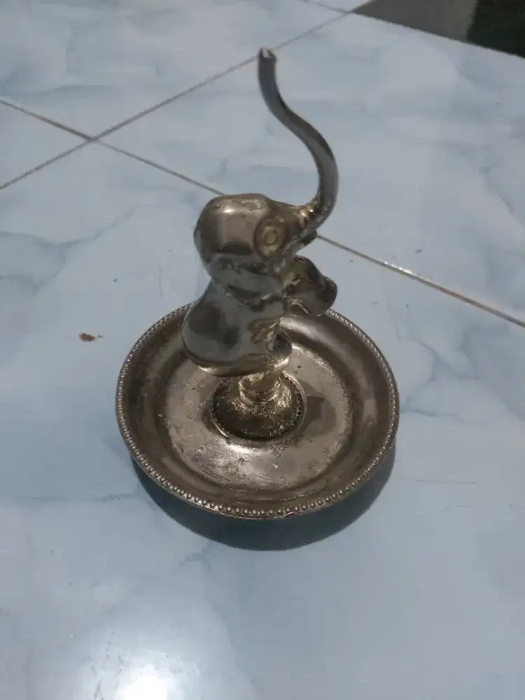 Tempat cincin motive gajah